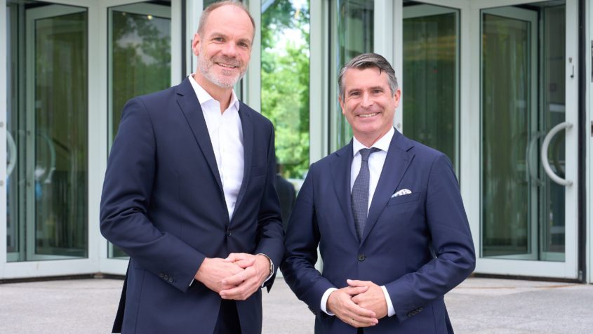 Der Vorstandsvorsitzende der MTU Aero Engines AG, Lars Wagner (links), empfängt Europaminister Eric Beißwenger (rechts). © MTU Aero Engines