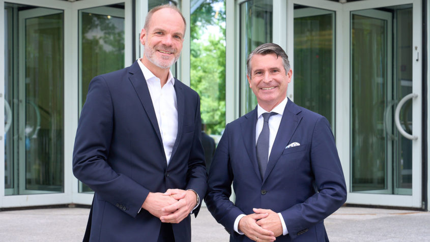 Der Vorstandsvorsitzende der MTU Aero Engines AG, Lars Wagner (links), empfängt Europaminister Eric Beißwenger (rechts). © MTU Aero Engines