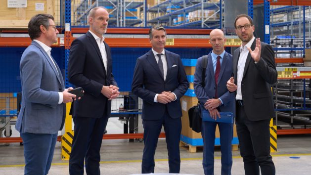 Gruppenbild unter anderem mit dem Vorstandsvorsitzenden der MTU Aero Engines AG, Lars Wagner (2. von links), und Europaminister Eric Beißwenger (Mitte) bei der Besichtigung der Triebwerksproduktion. © MTU Aero Engines