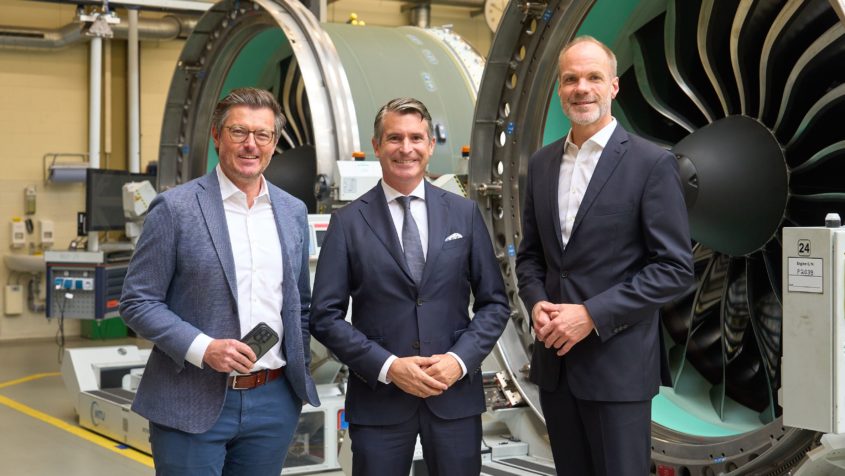 Der Leiter Unternehmenskommunikation und Public Affairs der MTU Aero Engines AG, Marc Sauber, Europaminister Eric Beißwenger und der Vorstandsvorsitzende der MTU Aero Engines AG, Lars Wagner (v.l.n.r.). © MTU Aero Engines