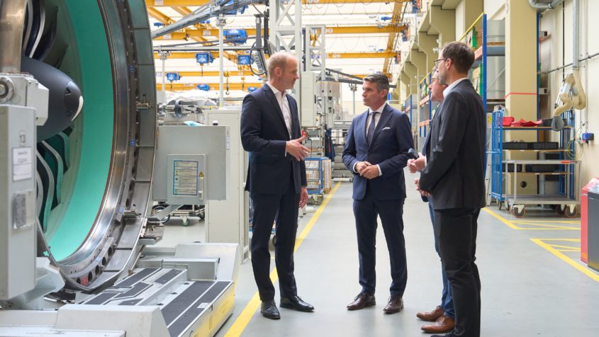 Europaminister Eric Beißwenger (Mitte) während eines Rundgangs durch das Werk der MTU Aero Engines AG in München. © MTU Aero Engines