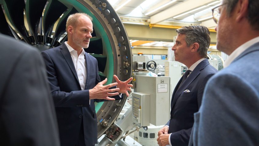 "Die MTU Aero Engines AG ist ein echter Global Player aus Bayern. Das Unternehmen ist führend bei der Entwicklung, Herstellung und Wartung ziviler und militärischer Flugzeugtriebwerke. Verantwortung wird hier groß geschrieben: im zivilen Bereich mit der Vision des emissionsfreien, elektrischen Fliegens mit einer Wasserstoff-Brennstoffzelle an Bord des Flugzeugs." - Europaminister Eric Beißwenger. © MTU Aero Engines