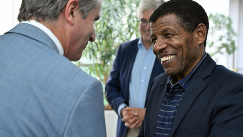Staatsminister Eric Beißwenger (links) im Gespräch mit Haile Gebrselassie (rechts).