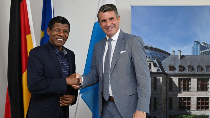 Der ehemalige Olympiasieger Haile Gebrselassie (links) und Staatsminister Eric Beißwenger (rechts) treffen sich zu einem Austausch über die aktuelle Lage in Äthiopien.