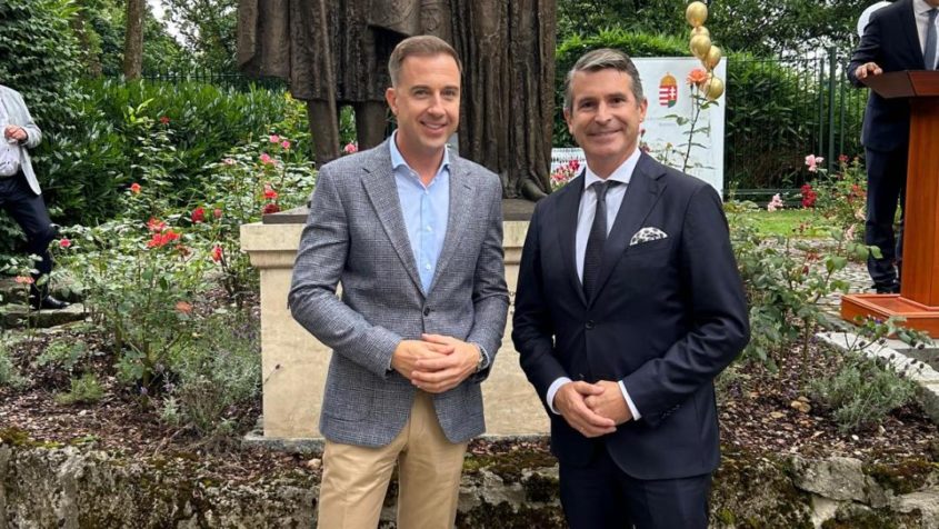 Der Doyen des Konsularischen Korps im Freistaat Bayern und Generalkonsul von Ungarn, Gábor Tordai-Lejkó (links), und Europaminister Eric Beißwenger (rechts). © Generalkonsulat von Ungarn