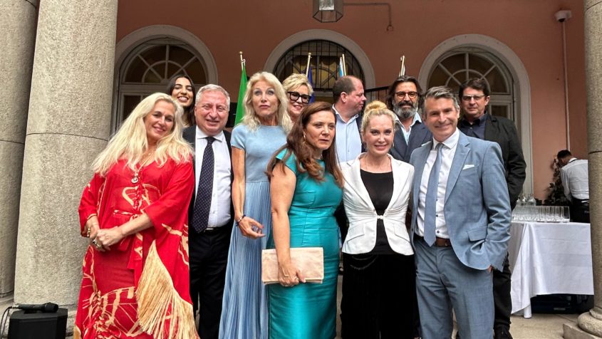 Gruppenbild unter anderem mit Europainister Eric Beißwenger im Generalkonsulat der Republik Italien in München. © Generalkonsulat der Republik Italien