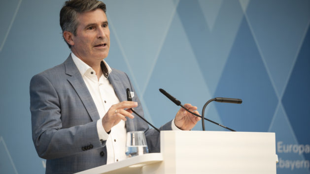 Eric Beißwenger, MdL, Bayerischer Staatsminister für Europaangelegenheiten und Internationales, begrüßte die Gäste in der Bayerischen Vertretung. © Zacarias Garcia