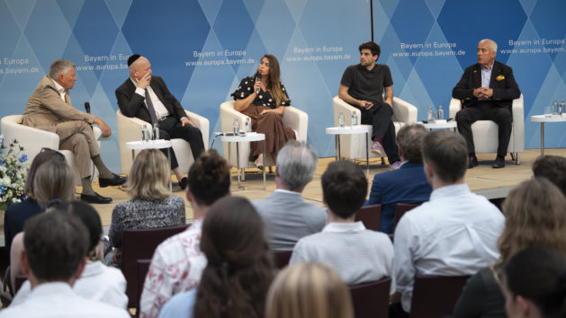 Die Teilnehmenden der Podiumsdiskussion, v.l.n.r.: Claus Singer, Moderator; Gady Gronich, Generalsekretär der Europäischen Rabbinerkonferenz; Dr. Deborah Schnabel, Direktorin der Bildungsstätte Anne Frank; Ron Dekel, Präsident der Jüdischen Studierendenunion Deutschland; Dr. Ludwig Spaenle, Beauftragter für jüdisches Leben und gegen Antisemitismus, für Erinnerungsarbeit und geschichtliches Erbe der Bayerischen Staatsregierung. © Zacarias Garcia