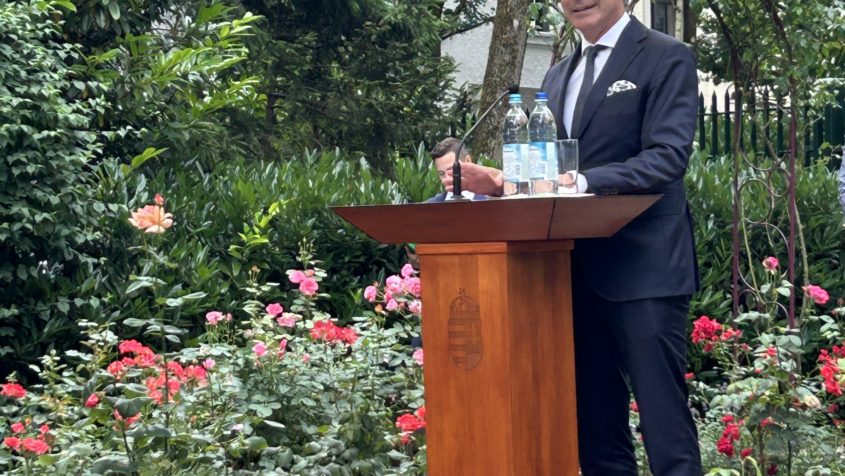 Europaminister Eric Beißwenger hält eine Rede. © Generalkonsulat von Ungarn
