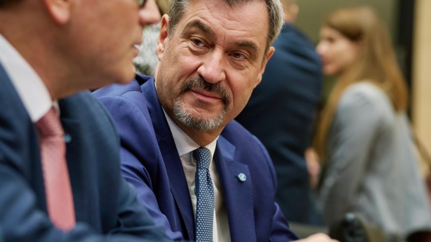 Staatskanzleiminister Dr. Florian Herrmann (links) und Ministerpräsident Dr. Markus Söder (rechts).