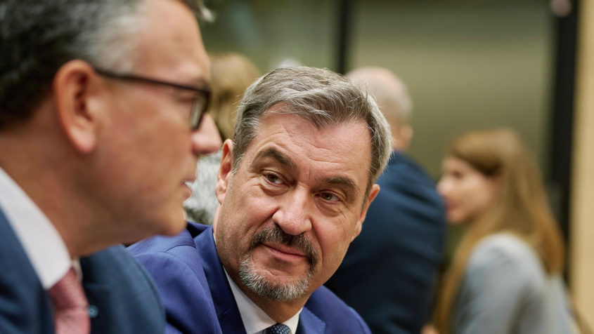 Staatskanzleiminister Dr. Florian Herrmann (links) und Ministerpräsident Dr. Markus Söder (rechts).