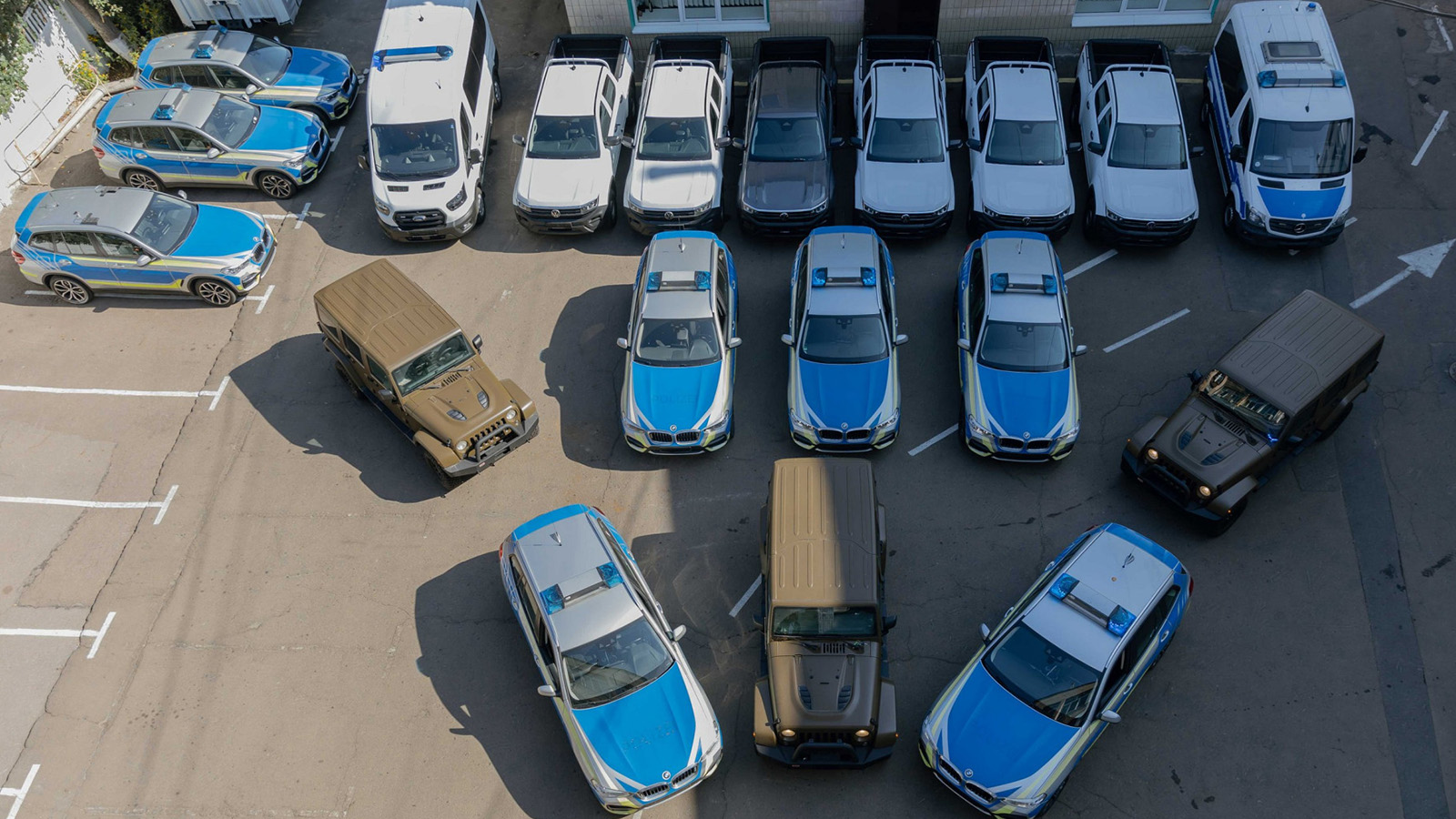Fahrzeuge, die an das ukrainische Innenministerium übergeben wurden