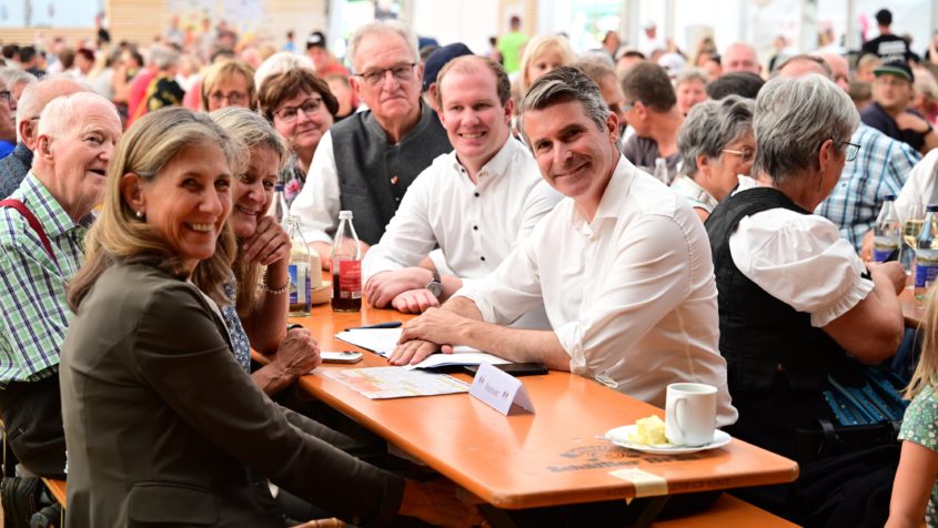 Europaminister Eric Beißwenger mit weiteren Gästen im Festzelt. © Harald Ruf