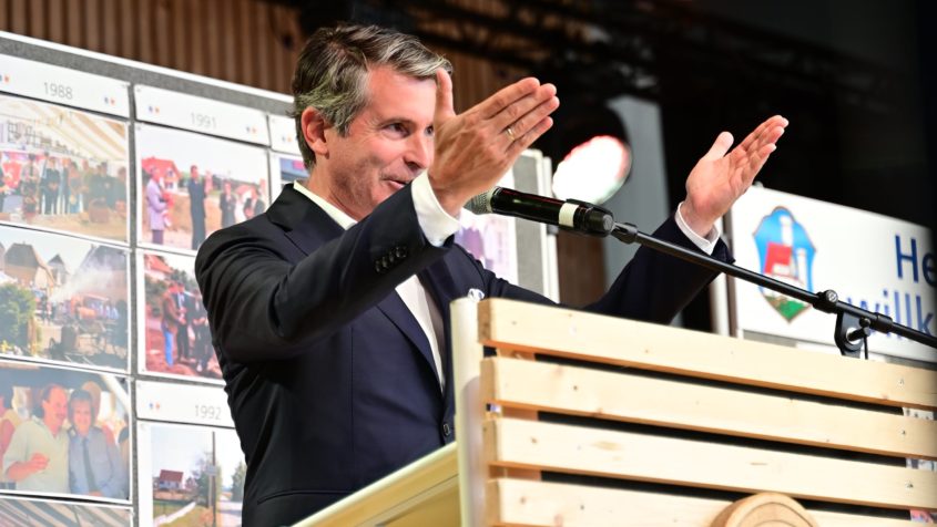 Anlässlich des 40-jährigen Jubiläums der Partnerschaft des Markts Wiggensbach im Landkreis Oberallgäu mit der französischen Gemeinde Hattstatt im Elsass hält Europaminister Eric Beißwenger eine Rede. © Harald Ruf