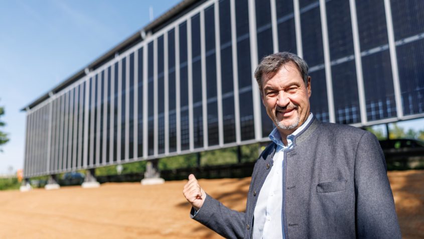 Ministerpräsident Dr. Markus Söder vor der Photovoltaik-Überdachung über den Flughafenzubringer westlich des Flughafens München.