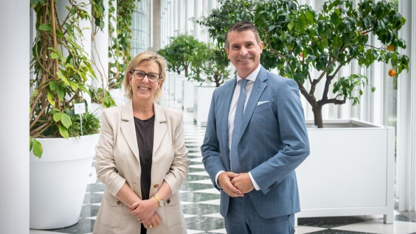 Europaminister Eric Beißwenger (rechts) empfängt die EU-Kommissarin für Finanzdienstleistungen und Spar- und Investitionsunion, Maria Luís Albuquerque (links), in der Staatskanzlei.