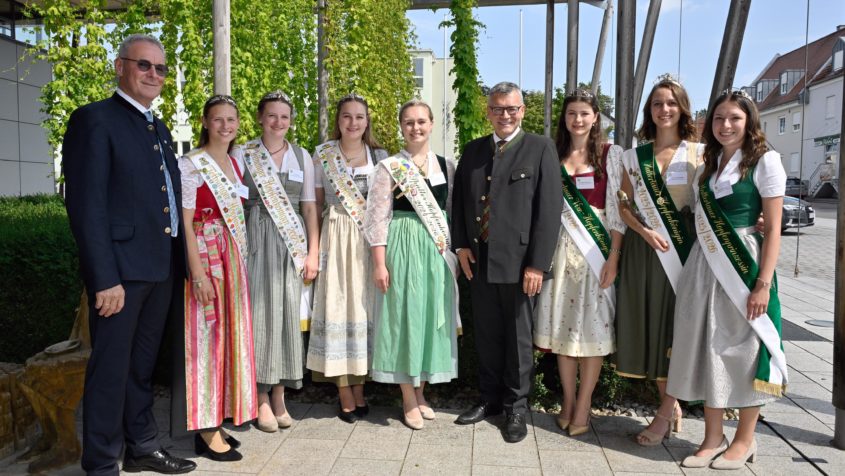 Gruppenbild mit Staatsminister Dr. Florian Herrmann (4. von rechts), dem Präsidenten des Verbands Deutscher Hopfenpflanzer e.V., Adi Schapfl (links), und den Hopfenköniginnen.