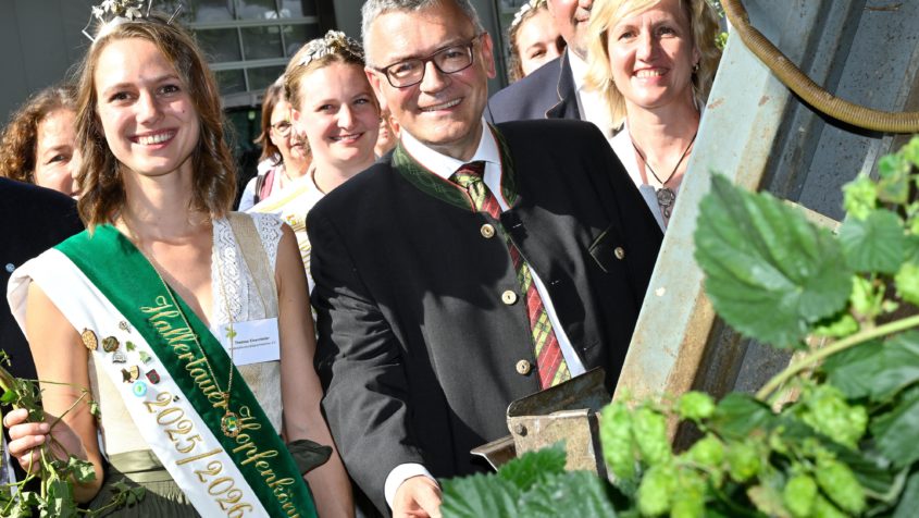 Die Hallertauer Hopfenkönigin Theresa Eisenrieder, Staatsminister Dr. Florian Herrmann und MdL Petra Högl (v.l.n.r.) bei der Hopfenrundfahrt anlässlich des Starts der Hopfenernte in der Hallertau.