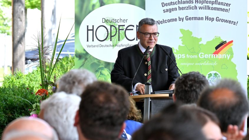 Staatsminister Dr. Florian Herrmann: "Als Staatsregierung stehen wir fest an der Seite unserer Hopfenpflanzer und aller Landwirte. Wir investieren in Forschung & Innovation, arbeiten an modernen Bewässerungskonzepten, suchen praktikable Lösungen im Pflanzenschutz und haben die sozialversicherungsfreie Beschäftigung von Saisonarbeitskräften auf 90 Tage ausgeweitet. Unser Anspruch: Fachwissen statt Ideologie – volle Unterstützung für unsere familiengeführten bäuerlichen Betriebe, die unsere Kulturlandschaft erhalten."