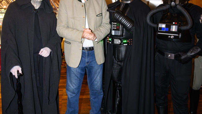 "Star Wars ist mehr als nur Filmkultur. Die Reihe ist zeitlos, modern und hochaktuell. Sie greift große Themen der Menschheit auf – Religion, Mythologie und den ewigen Kampf von Licht und Schatten. Am Ende siegt immer das Gute – und die Liebe." - Ministerpräsident Dr. Markus Söder.