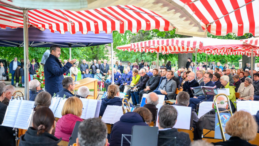 "Dieses Jubiläum zeigt, wie tief Brauchtum und Zusammenhalt in Franken verwurzelt sind – gerade im Knoblauchsland spürt man das besonders. Als Staatsregierung stehen wir fest an der Seite unserer mittelständischen landwirtschaftlichen Betriebe und kämpfen für ihren Erhalt." - Ministerpräsident Dr. Markus Söder.