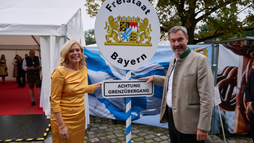 Bundestagspräsidentin Julia Klöckner (links) und Ministerpräsident Dr. Markus Söder (rechts). © Bayerische Staatskanzlei | Henning Schacht