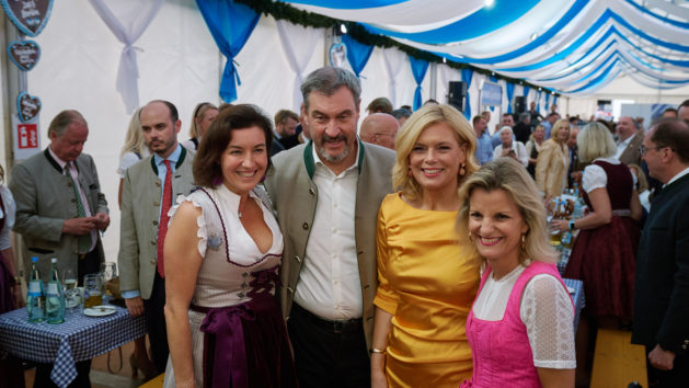 Bundesforschungsministerin Dorothee Bär, Ministerpräsident Dr. Markus Söder und Bundestagspräsidentin Julia Klöckner (v.l.n.r.) beim traditionellen Berliner Auftakt des Münchner Oktoberfestes. © Bayerische Staatskanzlei | Henning Schacht