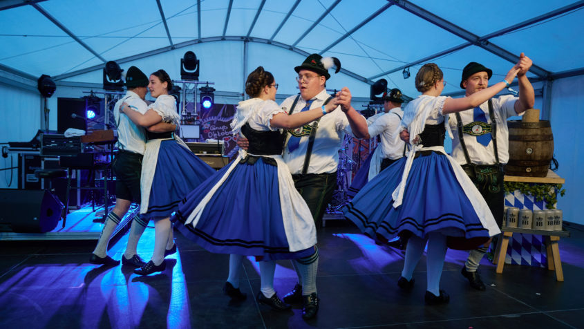 Tanzpaare in bayerischer Tracht bei ihrem Auftritt beim Berliner Auftakt des Münchner Oktoberfestes. © Bayerische Staatskanzlei | Henning Schacht
