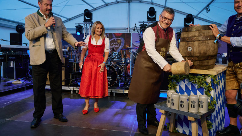 Staatskanzleiminister Dr. Florian Herrmann zapft das erste Fass an. © Bayerische Staatskanzlei | Henning Schacht