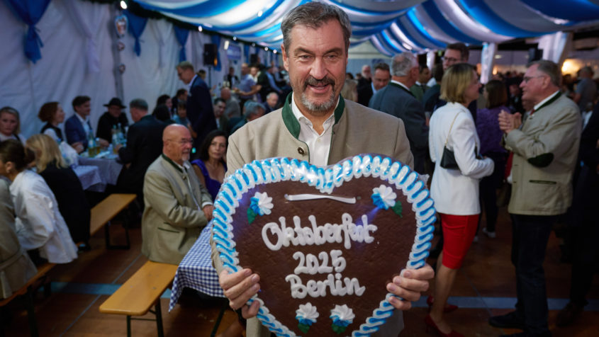 "Bayerisches Oktoberfest in Berlin: Heute zum ersten Mal im Tipi am Kanzleramt – aber mit bewährter bayerischer Gastlichkeit und Herzlichkeit." - Ministerpräsident Dr. Markus Söder. © Bayerische Staatskanzlei | Henning Schacht.