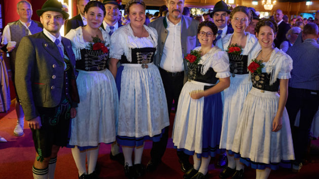 "Wir sind ein hervorragendes Team für eine starke Verbindung zwischen Bayern und Berlin. Bayern ist ein freundliches, offenes Land mit Innovationen und Traditionen – und ein Land der Gastgeber. Vielen Dank allen Besuchern für den schönen Abend voller Lebensfreude." - Ministerpräsident Dr. Markus Söder. © Bayerische Staatskanzlei | Henning Schacht