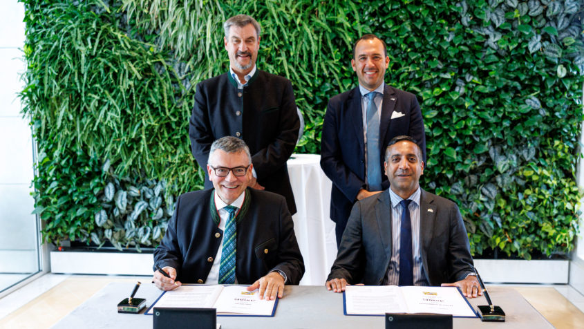 Staatsminister Dr. Florian Herrmann (links) und der CEO von Axiom Space, Tejpaul Bhatia (rechts), unterzeichnen eine Absichtserklärung (Letter of Commitment) in der Bayerischen Staatskanzlei im Beisein von Ministerpräsident Dr. Markus Söder (2. von links) und dem Director of International Markets bei Axiom Space, Manlio Di Stefano (2. von rechts). Gemeinsames Ziel ist die Förderung der astronautischen Raumfahrt. 