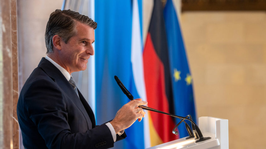 Europaminister Eric Beißwenger: „Angesichts der großen Herausforderungen in der Welt ist es umso wichtiger, dass wir die europäische Flagge hochhalten als ein Symbol für unsere Einigkeit und unseren Zusammenhalt. Europa ist vor allem eine Wertegemeinschaft und damit ein starkes Fundament für die EU.“