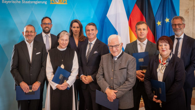 Gruppenbild zur Verleihung der Europa-Medaille: Europaminister Eric Beißwenger mit den ausgezeichneten Persönlichkeiten.