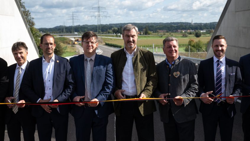 Feierliche Gesamtverkehrsfreigabe der B 15 Westtangente Rosenheim unter anderem mit Ministerpräsident Dr. Markus Söder und Verkehrsminister Christian Bernreiter.