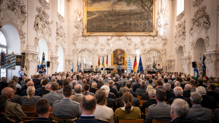 Der Bayerische Tag der Militärtradition drückt die hohe Wertschätzung in Bayern für die Pflege militärischer Traditionen aus und setzt zugleich ein Zeichen der Anerkennung und des Dankes für die Leistungen der aktiven und ehemaligen Soldaten der Bundeswehr, die sich seit Gründung des Freistaates Bayern und der Bundeswehr in den Dienst unseres Vaterlandes gestellt und unser Land verteidigt haben.