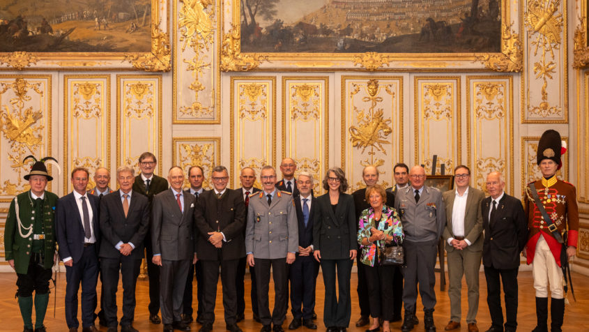 Gruppenfoto der Redner, der Podiumsgäste, der Moderatorin und der Verbandsvorsitzenden mit Staatsminister Dr. Florian Herrmann im Viktoriensaal.