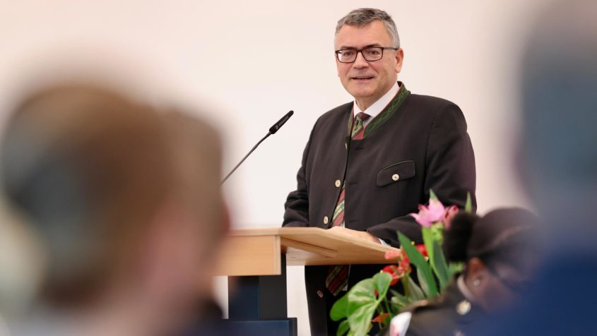 Staatsminister Dr. Florian Herrmann: "Damit ehrt die Stadt Grafenwöhr einen verlässlichen Partner und Freund Bayerns. Als Kommandeur des 7th Army Training Command hat General Cavoli die Region geprägt und auch als kommandierender General der US Army Europe & Africa und als Supreme Allied Commander der NATO (Saceur #20) Bayern immer im Sinn gehabt."
