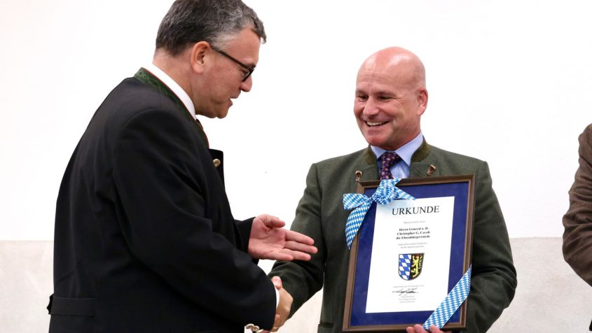 Staatsminister Dr. Florian Herrmann (links) gratuliert General a.D. Christopher G. Cavoli (rechts) zur Ehrenbürgerwürde der Stadt Grafenwöhr.