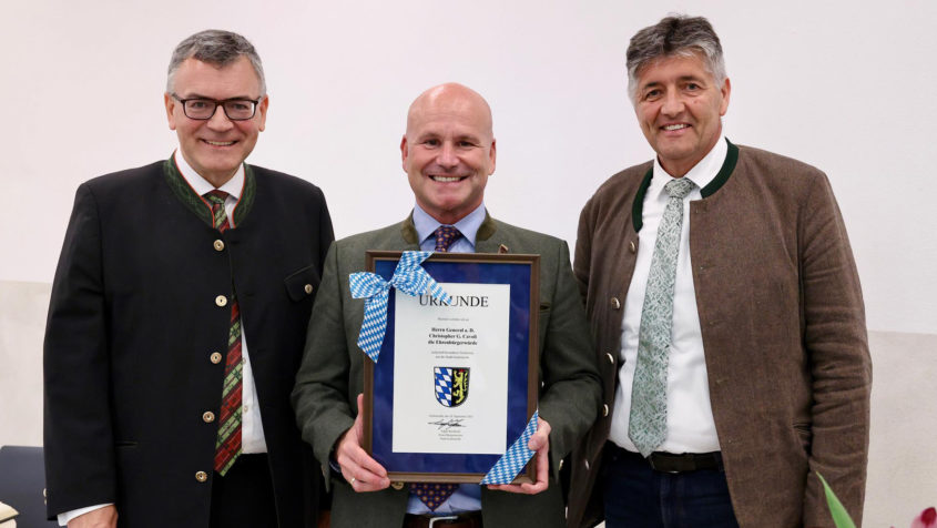 Gruppenbild (v.l.n.r.): Staatsminister Dr. Florian Herrmann, General a.D. Christopher G. Cavoli und der Erste Bürgermeister der Stadt Grafenwöhr, Edgar Knobloch.