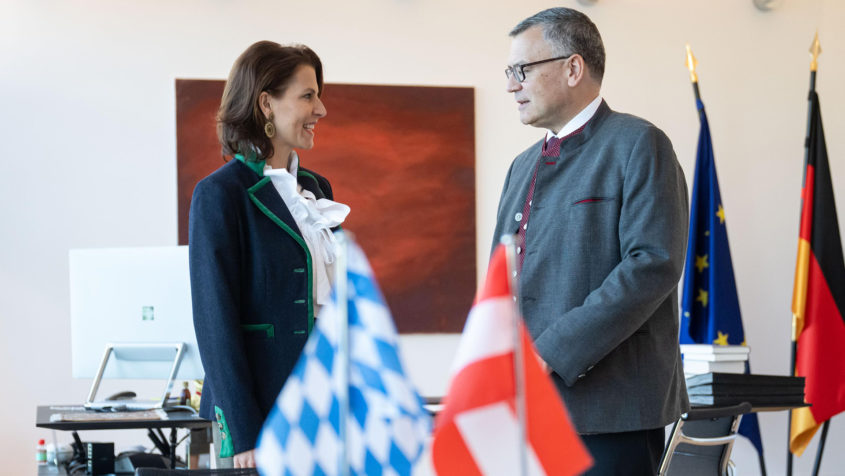 Die Landeshauptfrau von Salzburg, Karoline Edtstadler (links), im Gespräch mit Staatsminister Dr. Florian Herrmann (rechts).