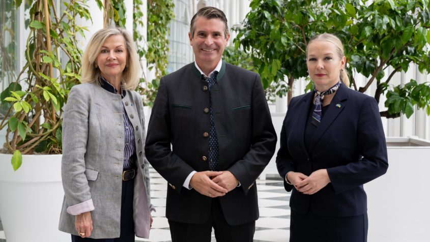 Die schwedische Botschafterin Veronika Wand-Danielsson, Europaminister Eric Beißwenger und die schwedische Staatssekretärin für Entwicklung und Außenhandel, Diana Janse (v.l.n.r.).