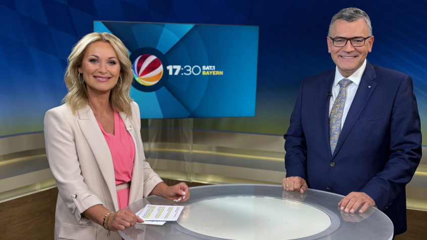 Medienminister Dr. Florian Herrmann während eines Studiogesprächs.