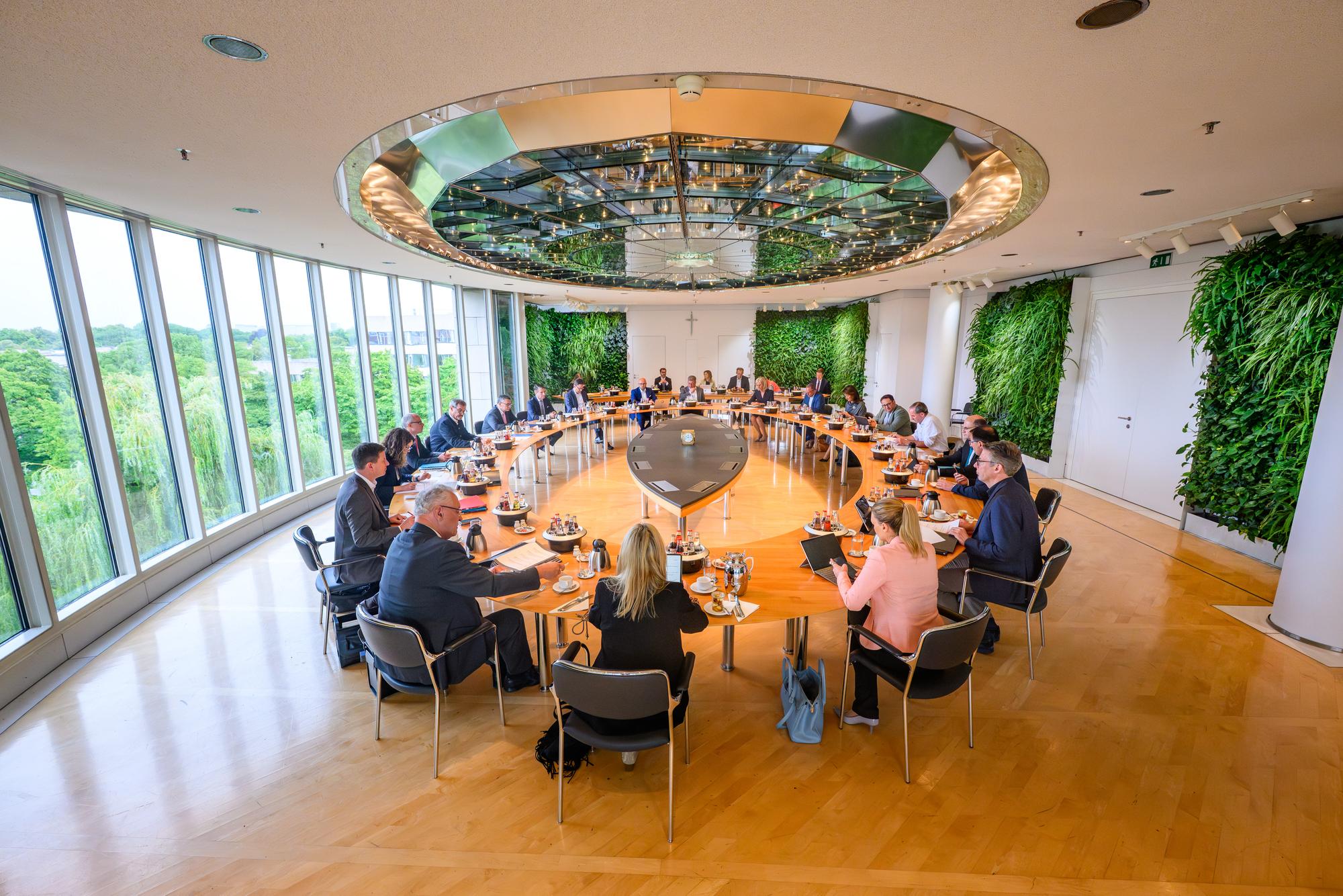 Die Kabinettssitzung findet im Ministerratssaal der Bayerischen Staatskanzlei statt.