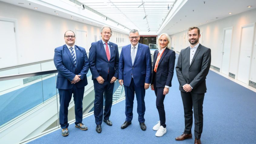 Gruppenbild in der Staatskanzlei (v.l.n.r.): Der BAV-Vizepräsident Thomas Kießling, der BAV-Präsident Andy Meindl, Staatsminister Dr. Florian Herrmann, die Präsidentin des Fachverbands Gastronomie-Aufstellunternehmer e.V., Sabine Dittmers-Meyer, und das BAV-Vorstandsmitglied Andreas Strunz.