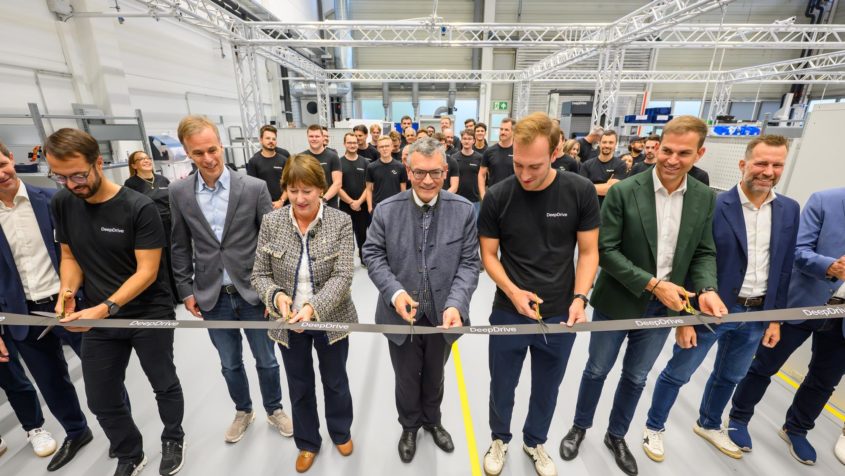 Standorteröffnung der DeepDrive GmbH in Garching bei München unter anderem mit Staatsminister Dr. Florian Herrmann (Mitte), VDA-Präsidentin Hildegard Müller (3. von links) und dem Co-CEO der DeepDrive GmbH, Felix Poernbacher (3. von rechts).