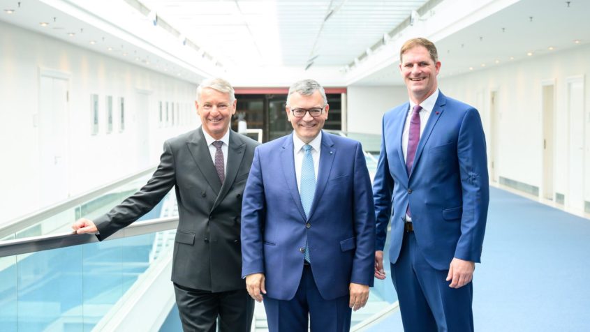 In der Staatskanzlei (v.l.n.r.): Der Hauptgeschäftsführer des Bayerischen Bauindustrieverbands e.V., Thomas Schmid, Staatsminister Dr. Florian Herrmann und der Präsident des Bayerischen Bauindustrieverbands e.V., Johann Bögl.