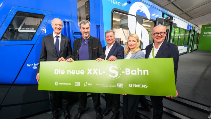 Präsentation des begehbaren 1:1-Modells der neuen Münchner S-Bahn auf dem IAA-Gelände am Königsplatz unter anderem mit dem CEO der Siemens AG, Roland Busch (links), Ministerpräsident Dr. Markus Söder (2. von links), Verkehrsminister Christian Bernreiter (Mitte) und dem DB-Konzernbevollmächtigten für den Freistaat Bayern, Heiko Büttner (rechts).
