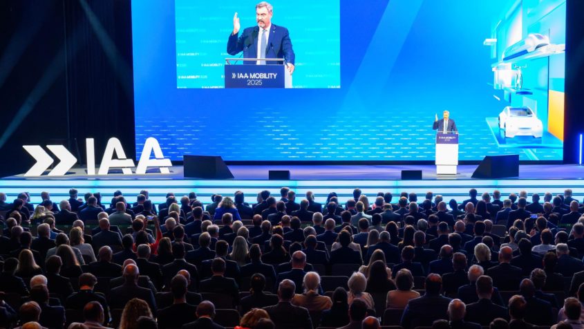 "Wir sagen Ja zum Ausbau der E-Mobilität, aber wollen auch ein Weiterlaufen des Verbrenners. Das generelle EU-Verbrennerverbot ist falsch. Wir brauchen neue Kraft mit mehr Wettbewerb statt Regulation und mehr Innovation statt Bürokratie." - Ministerpräsident Dr. Markus Söder.