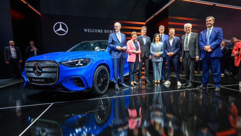 Gruppenbild am Stand von Mercedes unter anderem mit Bundeskanzler Friedrich Merz, VDA-Präsidentin Hildegard Müller, Bundeswirtschaftsministerin Katherina Reiche, Bundesverkehrsminister Patrick Schnieder, Baden-Württembergs Ministerpräsident Winfried Kretschmann und Bayerns Ministerpräsident Dr. Markus Söder.